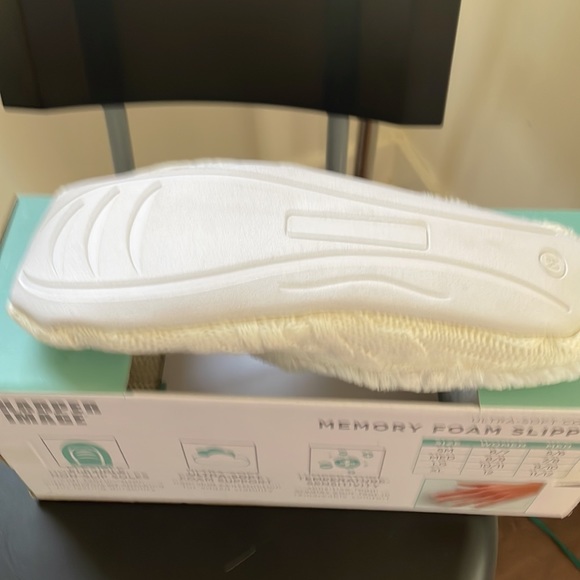 SHARPER IMAGE MEMORY FOAM SLIPPERS Size Medium NWT - Picture 3 of 3